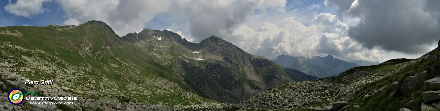 75 Seguo a dx il sent. 209A per i Laghi di Caldirolo anche su pietraia.jpg